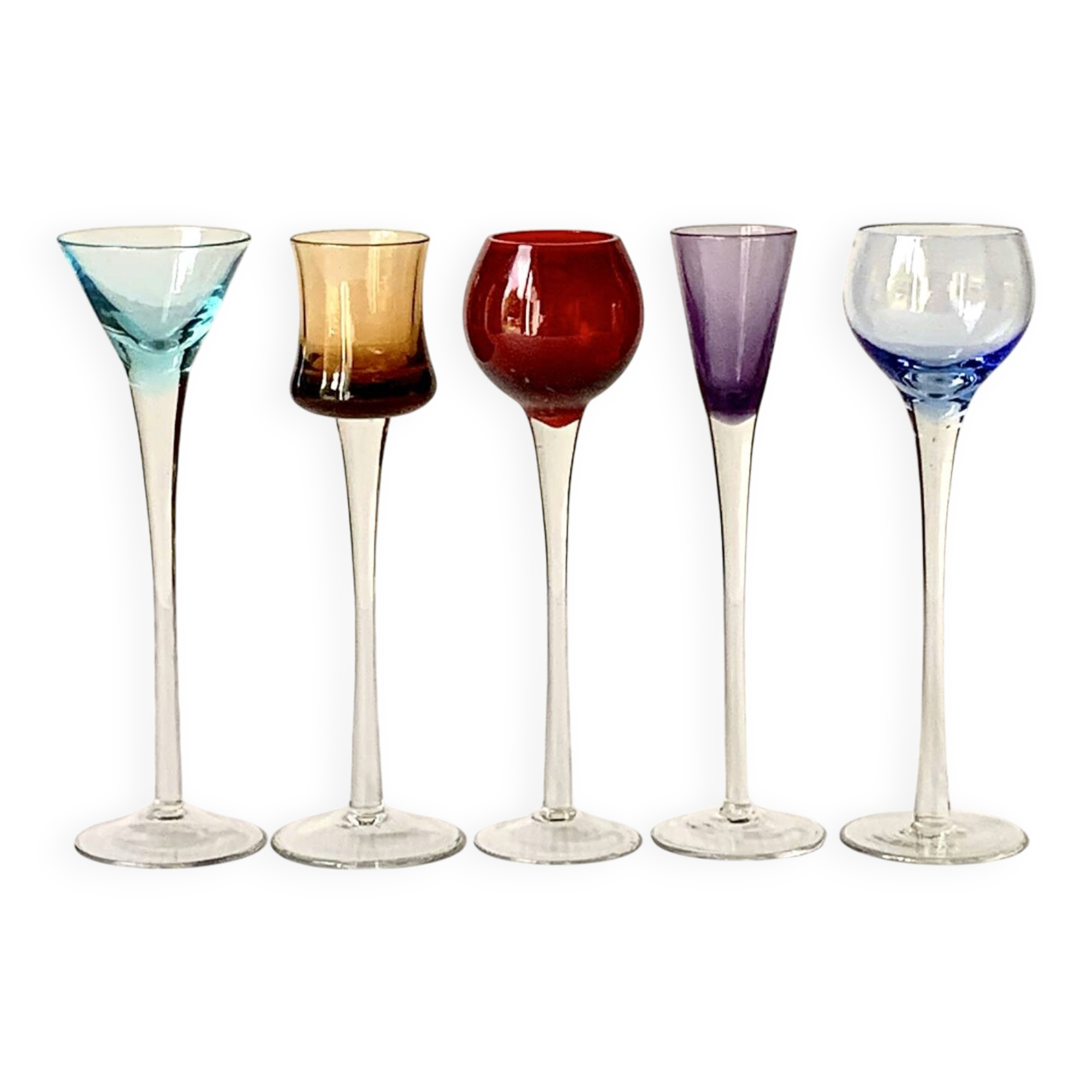 Cinq verres à liqueur colorés sur pied