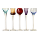 Cinq verres à liqueur colorés sur pied