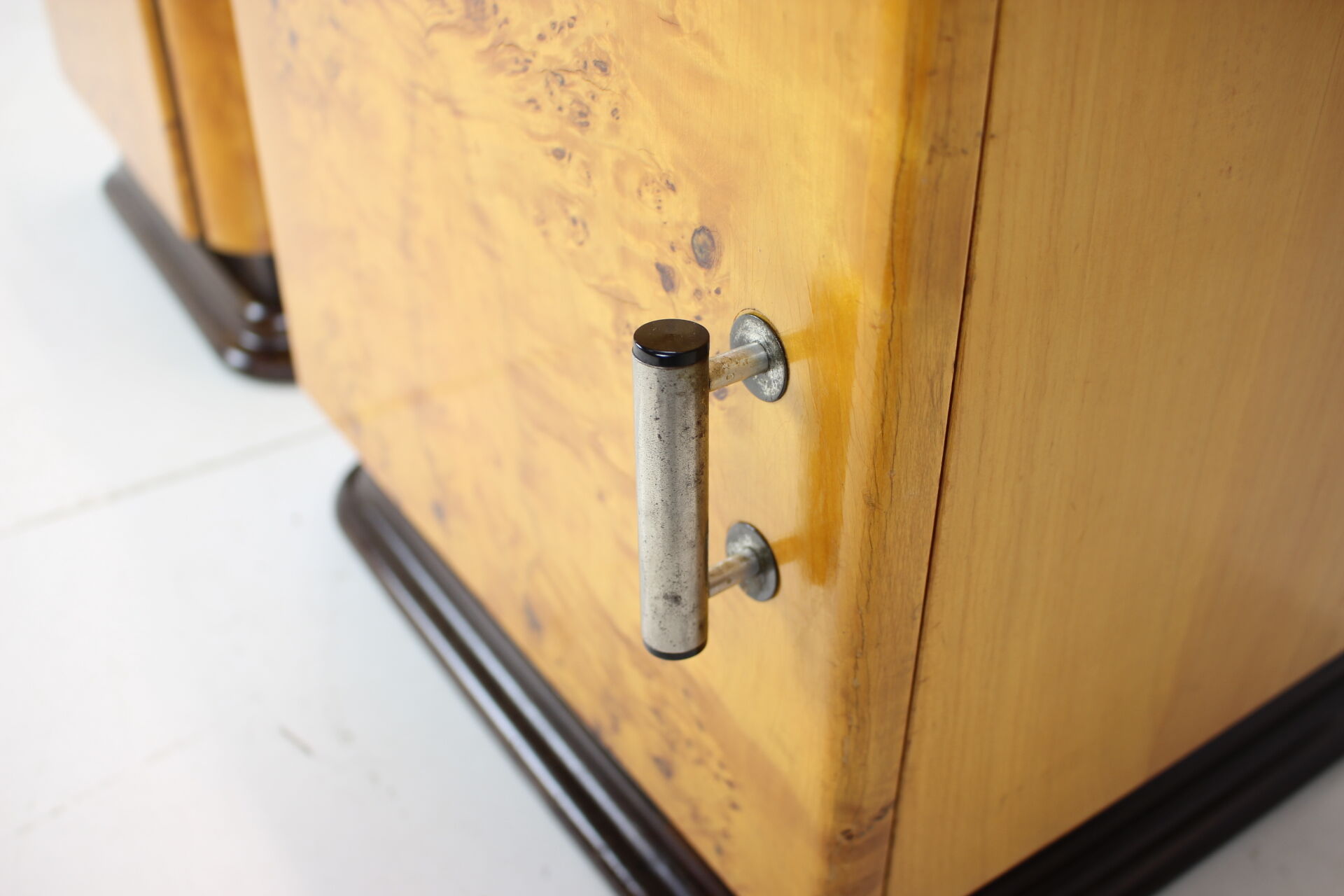 Ensemble de deux tables de chevet conçues par Jindřich Halabala pour UP závody, années 1950.