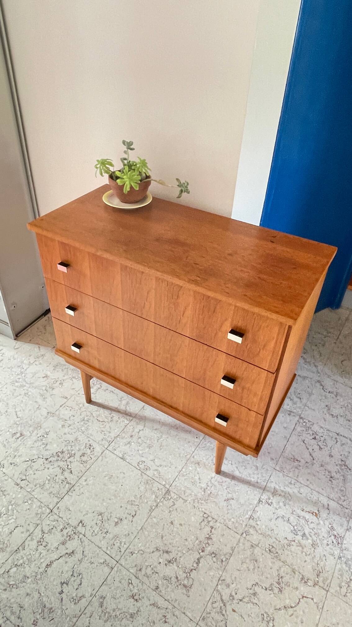 Vintage design geometric chest