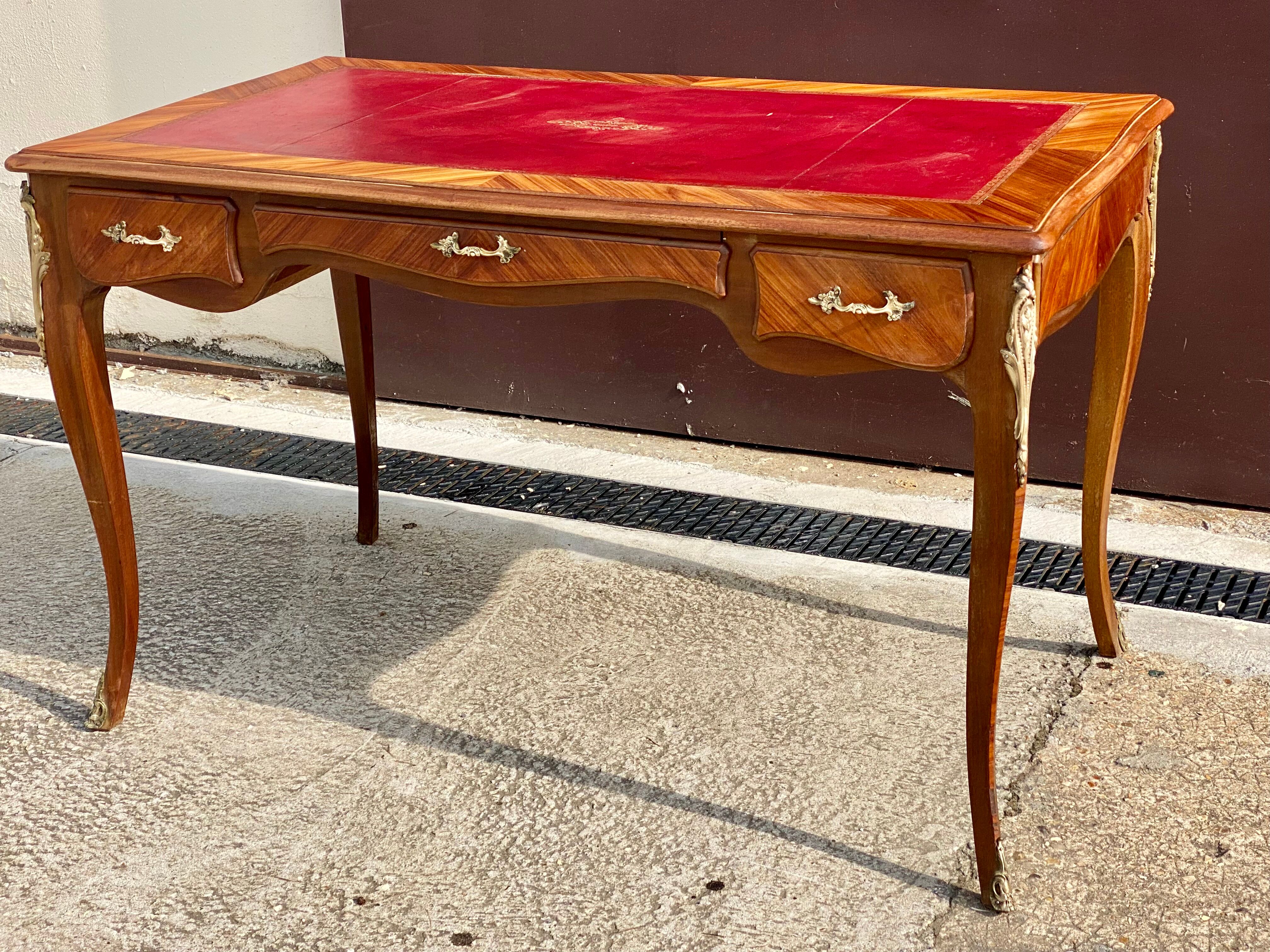 Bureau en marqueterie  bois de rose style Louis XV