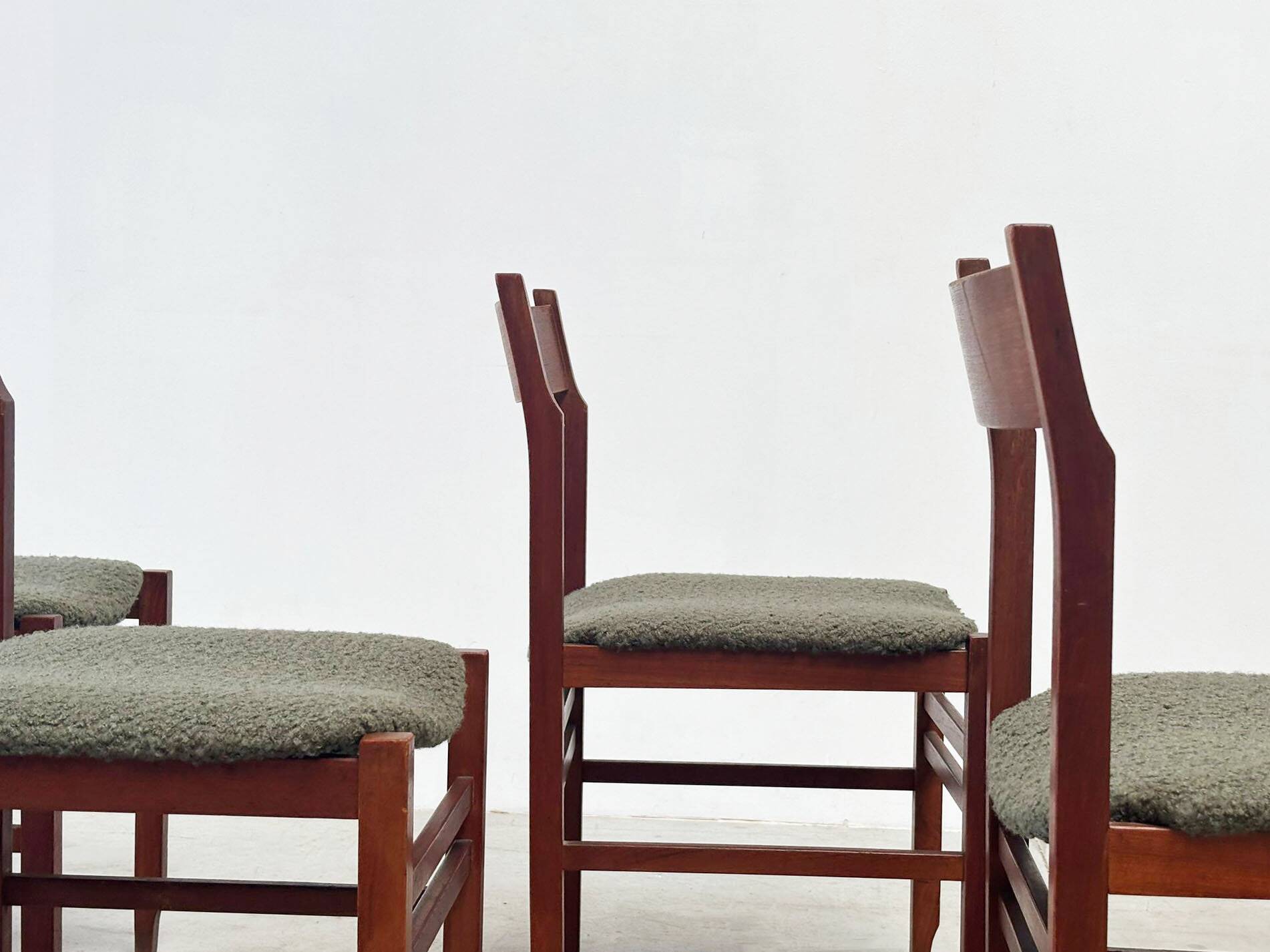 Ensemble de six élégantes chaises de salle à manger italiennes