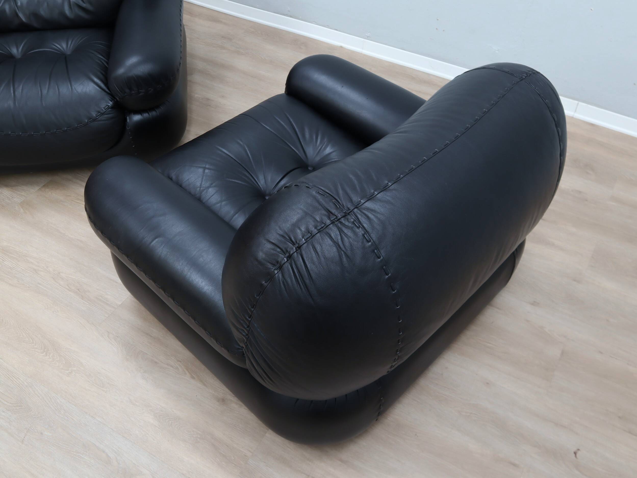 Pair of Mobil Girgi Sapporo armchairs black leather Italy 1970s