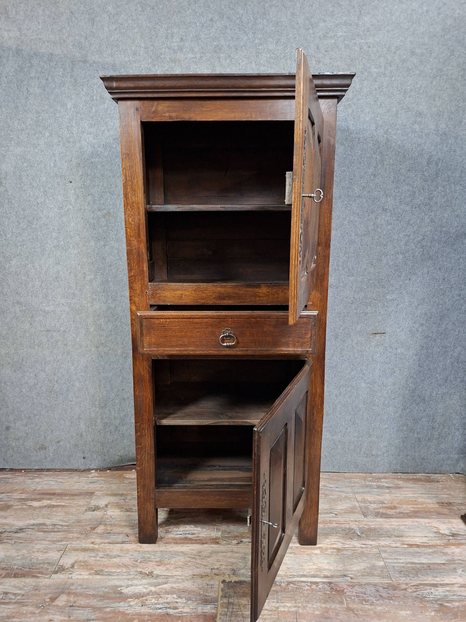 Standing man in Louis XIII style, made of solid oak, from the 20th century.