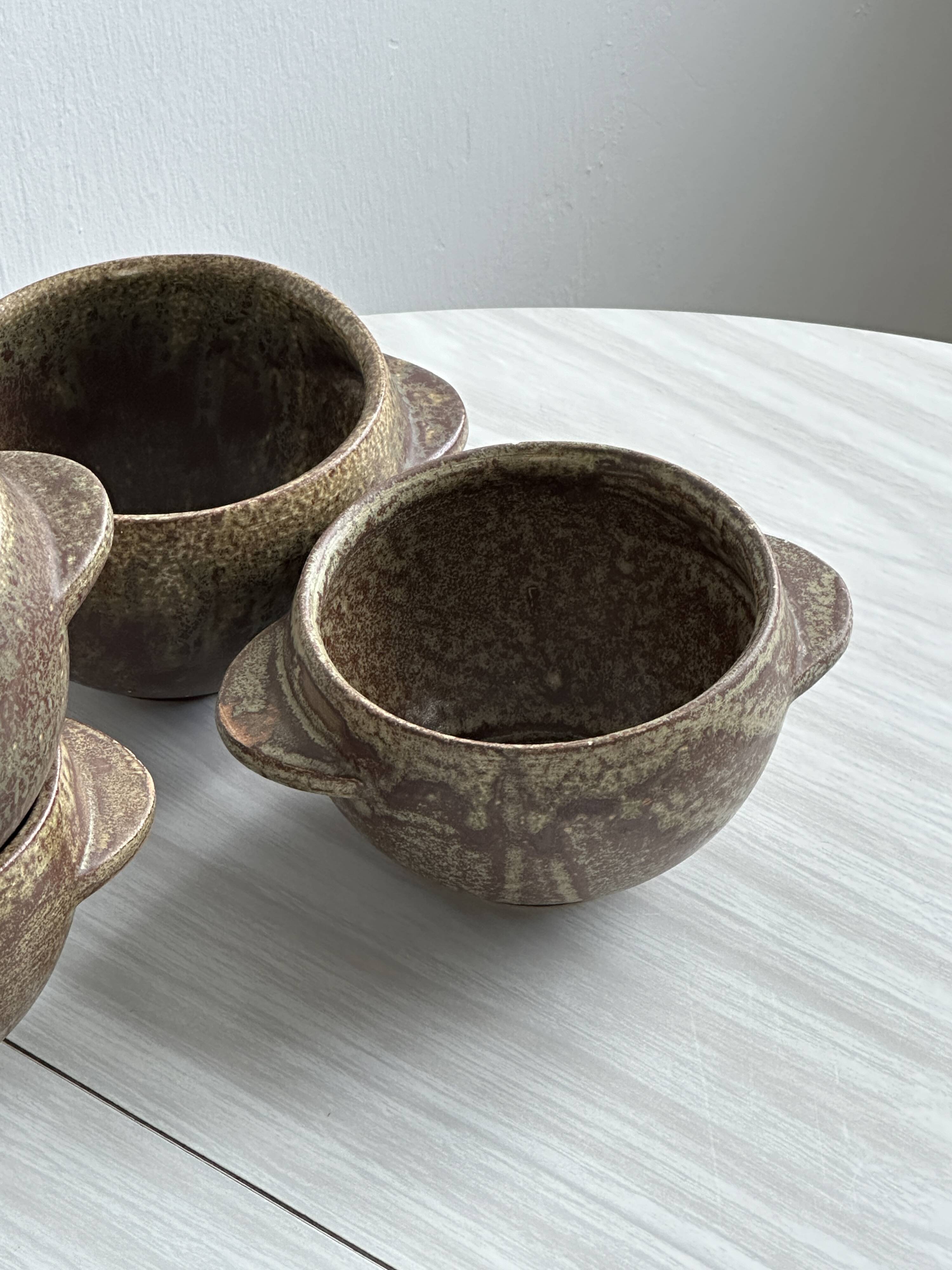 4 stoneware bowls.