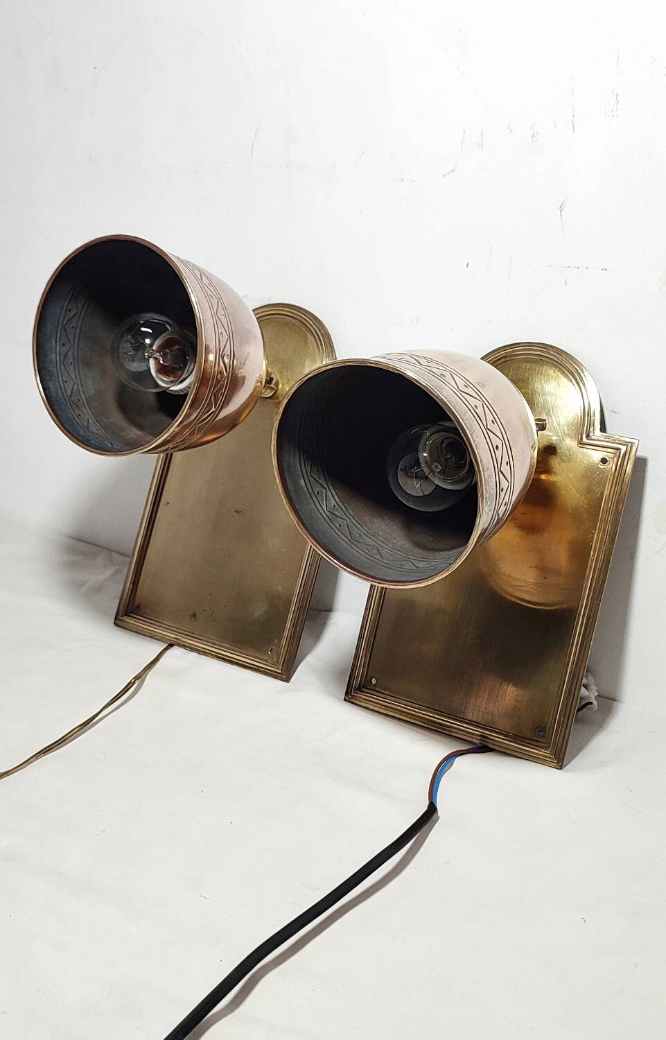 Par de apliques de bronce. España, 1950s.