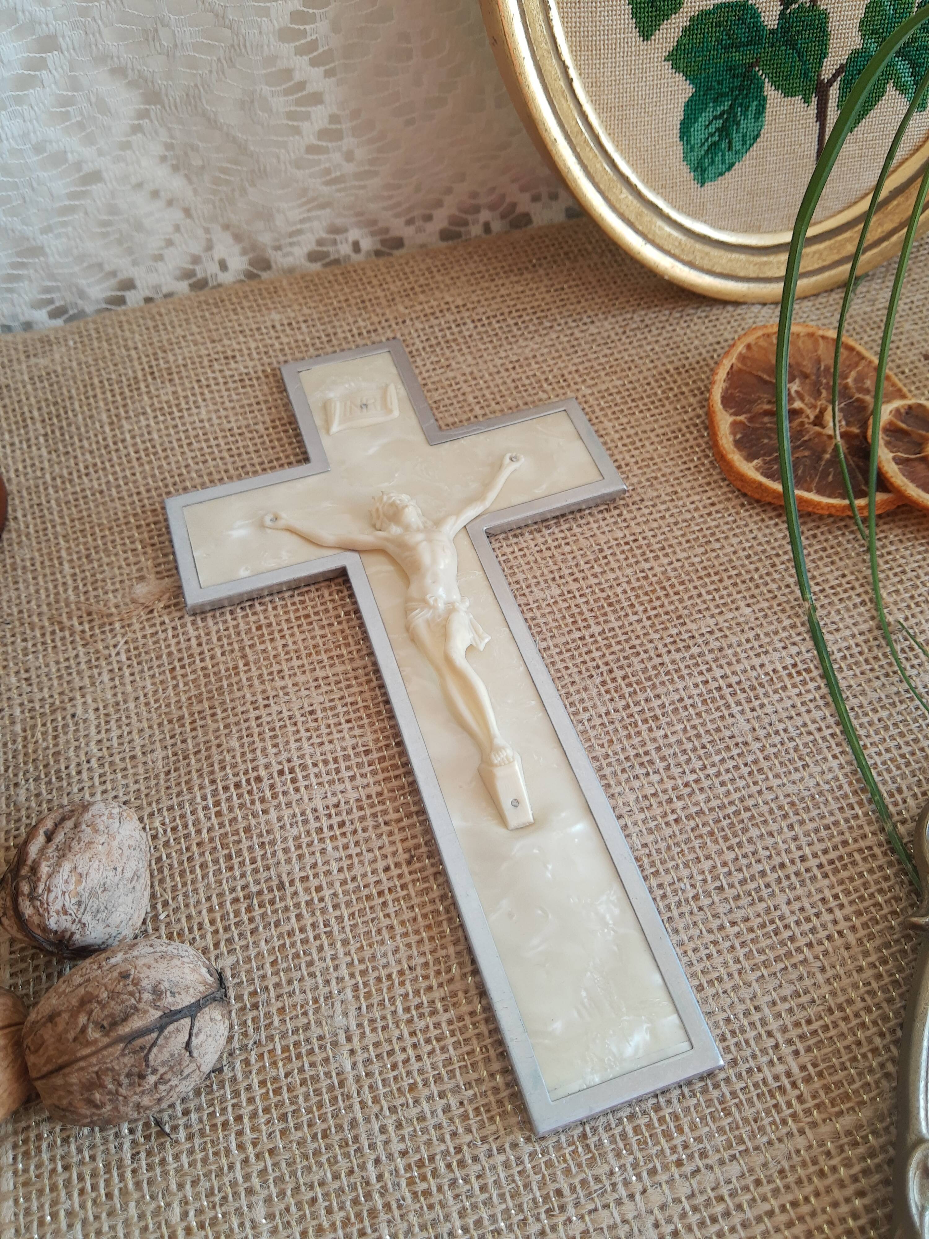 Crucifix en aluminium vintage