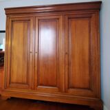 Armoire 3 portes en merisier massif style Louis Philippe