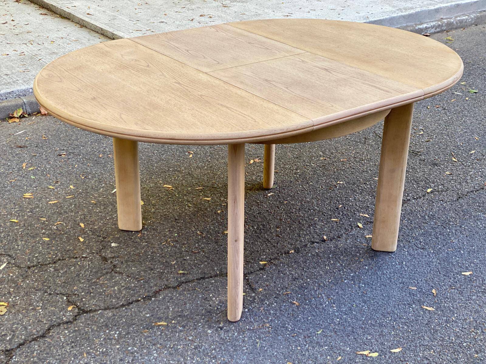 Scandinavian round extendable dining table stripped in oak 1980