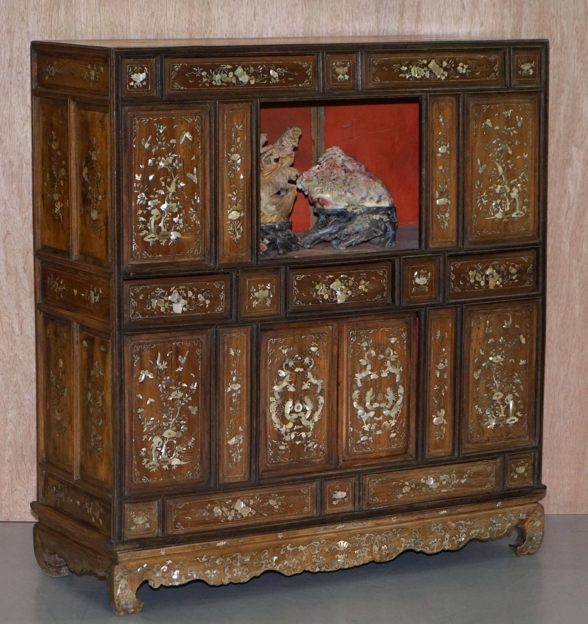 19th-century Chinese cabinet inlaid with mother-of-pearl