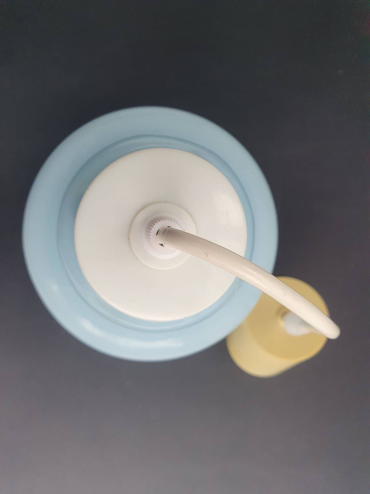 Suspension baladeuse en verre opalin bleu vintage
