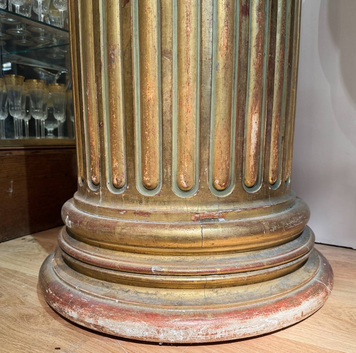 Large fluted golden wood column with a marble top, work from around 1900.