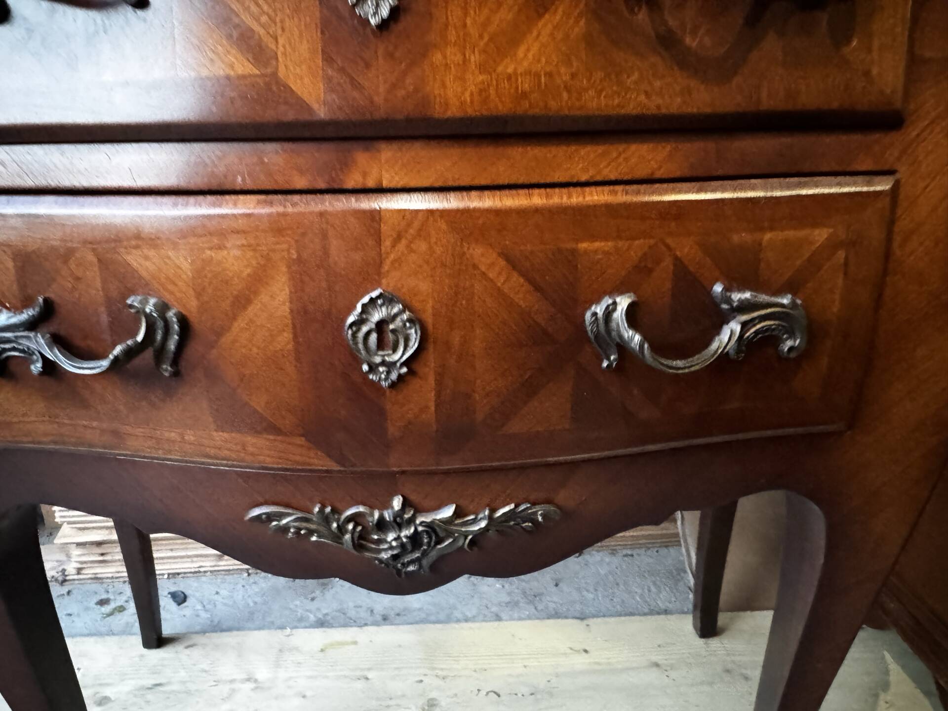 Commode galbée