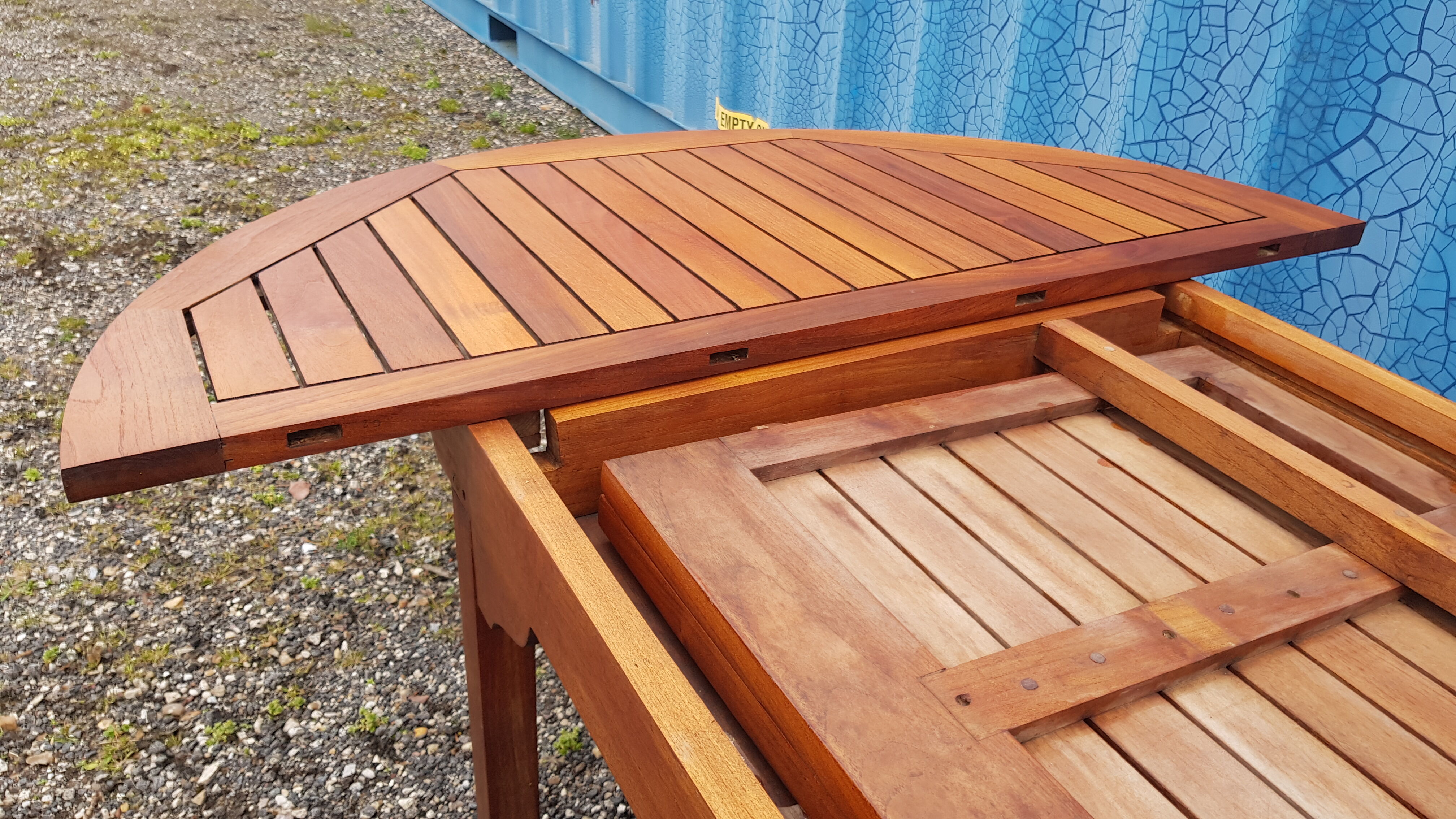Stretchable garden dining table in solid teak