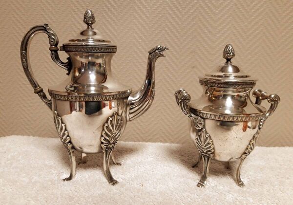Service ancien en métal argenté – Théière et sucrier sur pieds