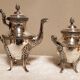 Service ancien en métal argenté – Théière et sucrier sur pieds