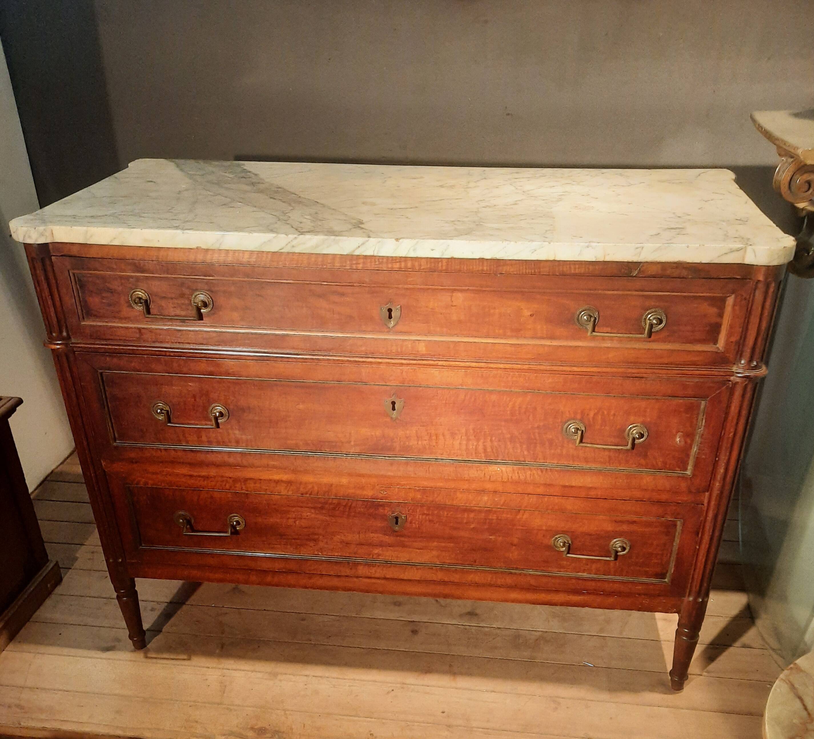 Commode d'époque Louis XVI  dessus marbre