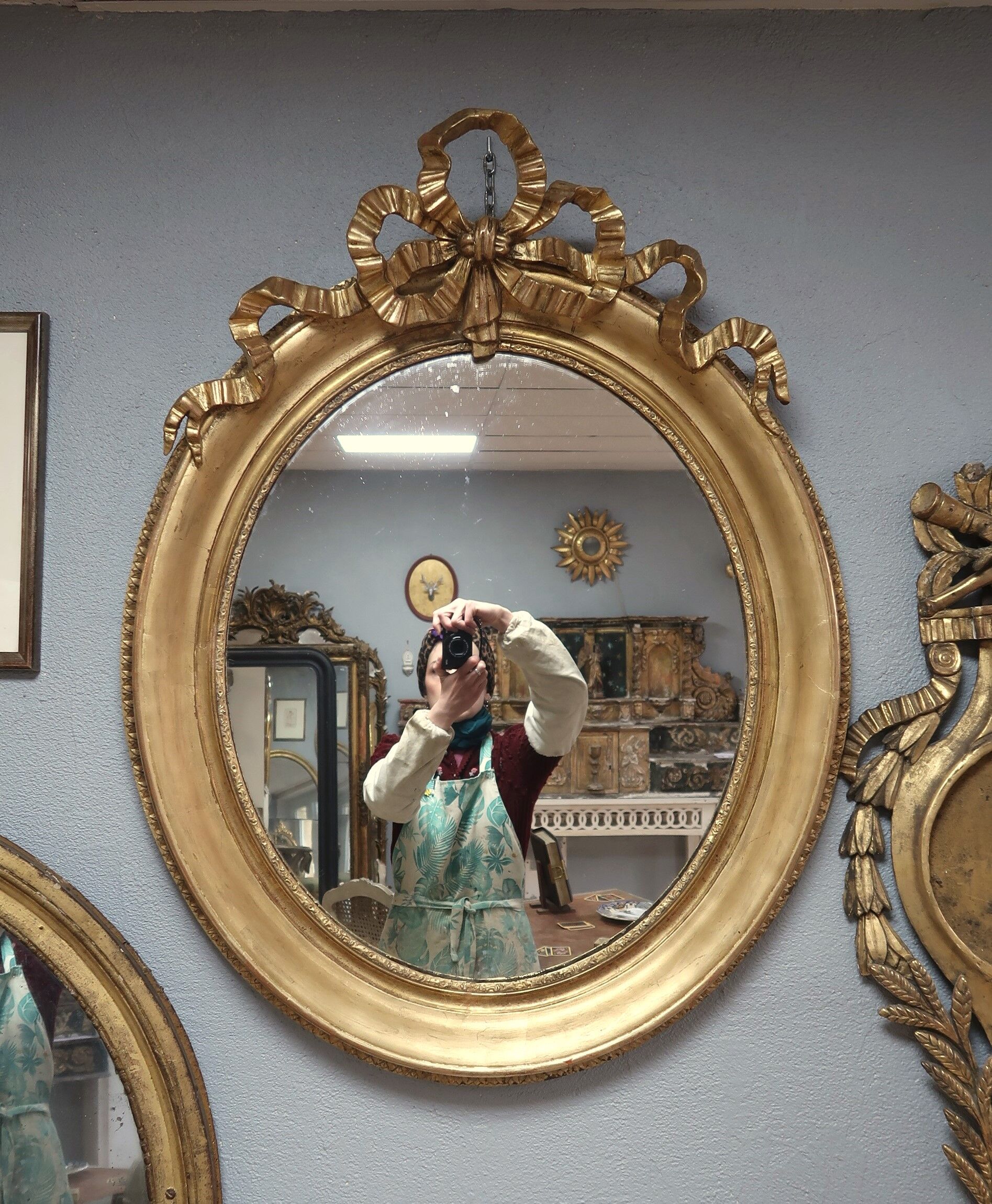 Oval mirror in gilded wood 93x73cm