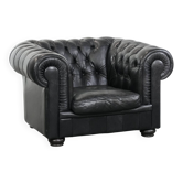 Fauteuil chesterfield noir confortable en cuir de vache.