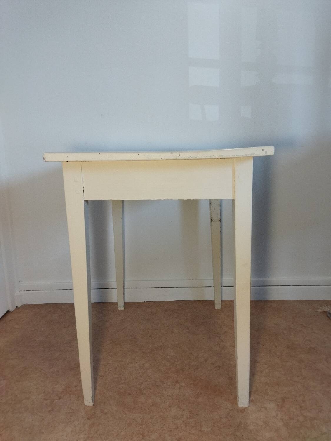 Spindle-legged desk
