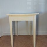 Spindle leg desk