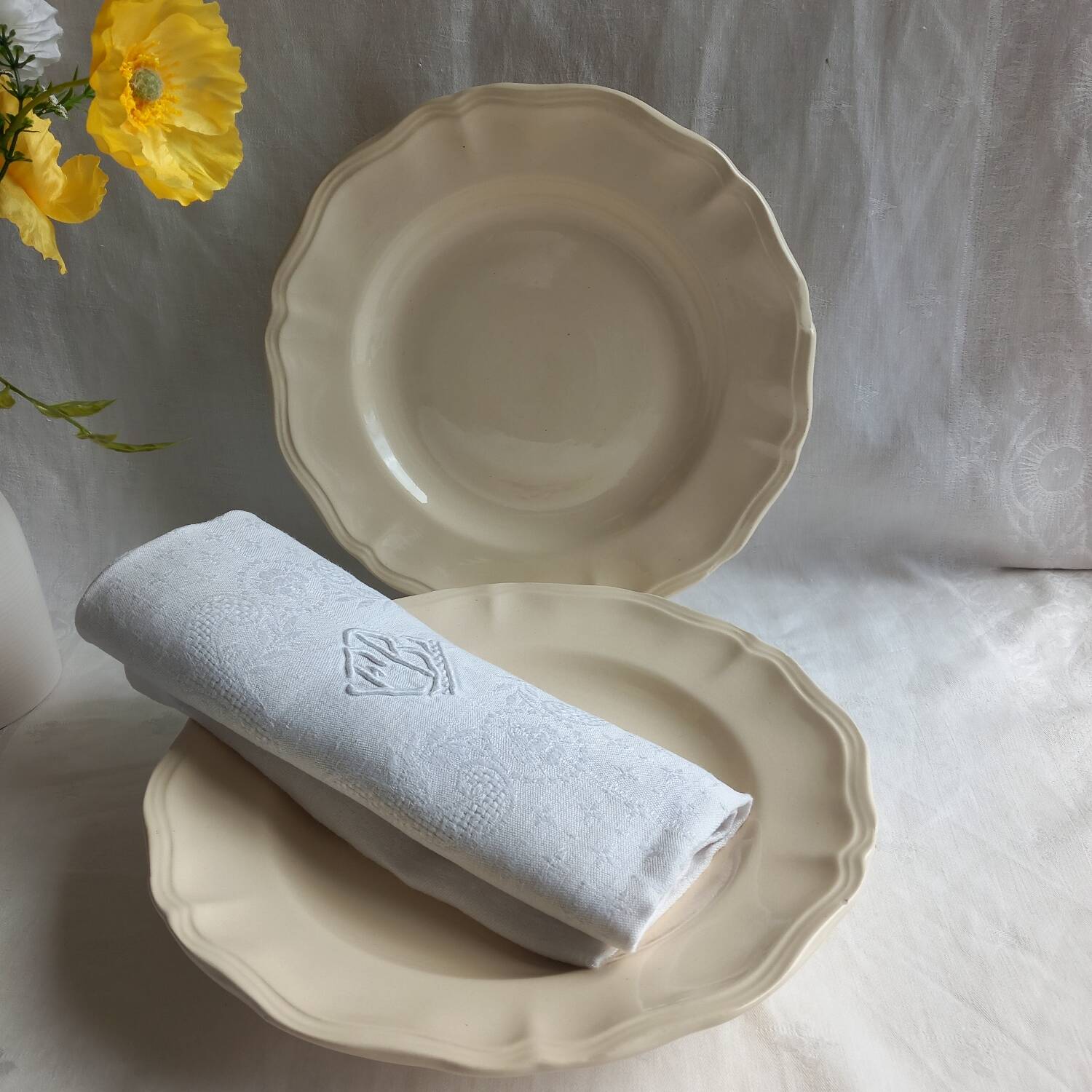 2 plates on Sarreguemines pedestal