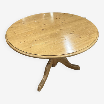 Round table equipped with an extension from the interior brand