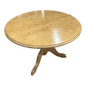 Round table equipped with an extension from the interior brand