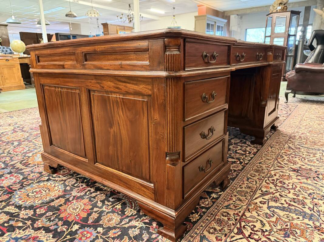 English Classic Chesterfield Partnerdesk Desk