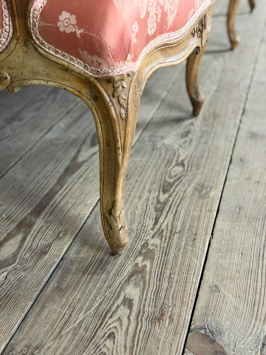 Louis XV bench in carved natural wood, 18th century