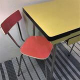 Table en formica jaune et 2 chaises rouges