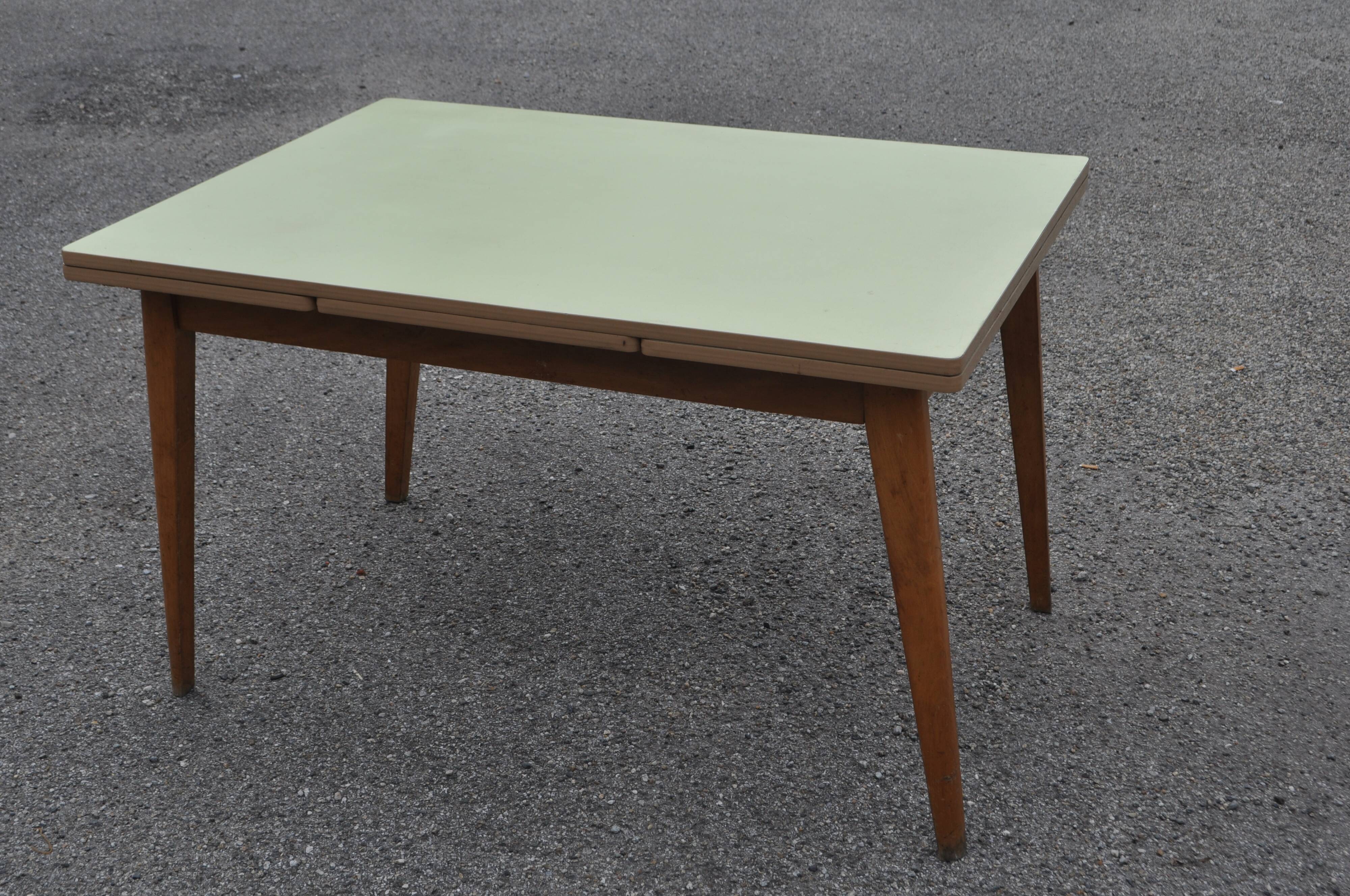 Table en formica jaune