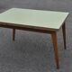 Table en formica jaune