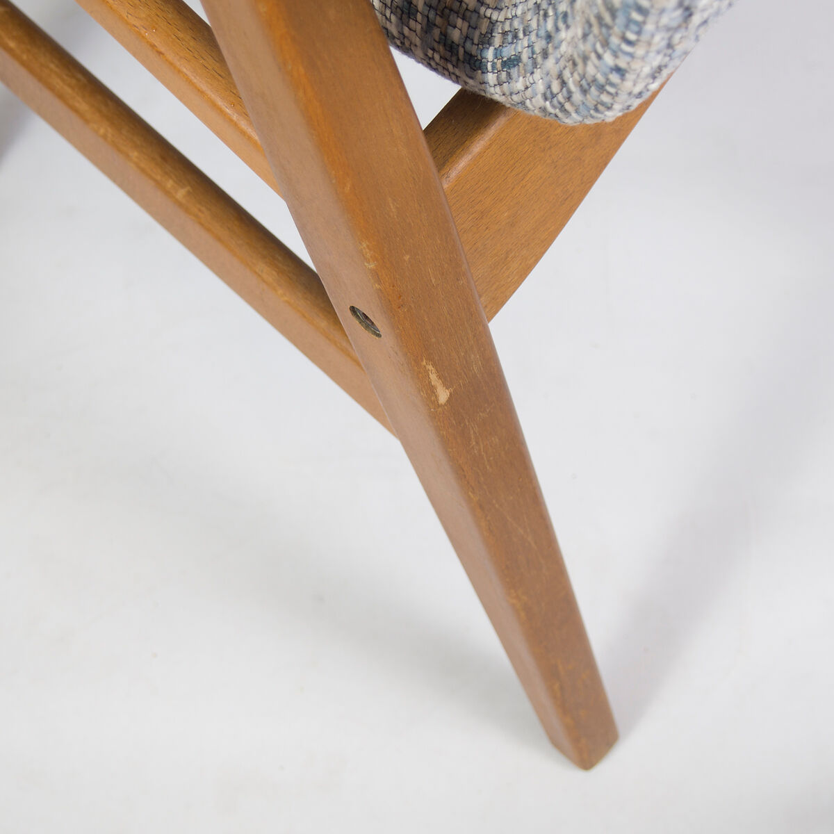 Scandinavian chair with armrests