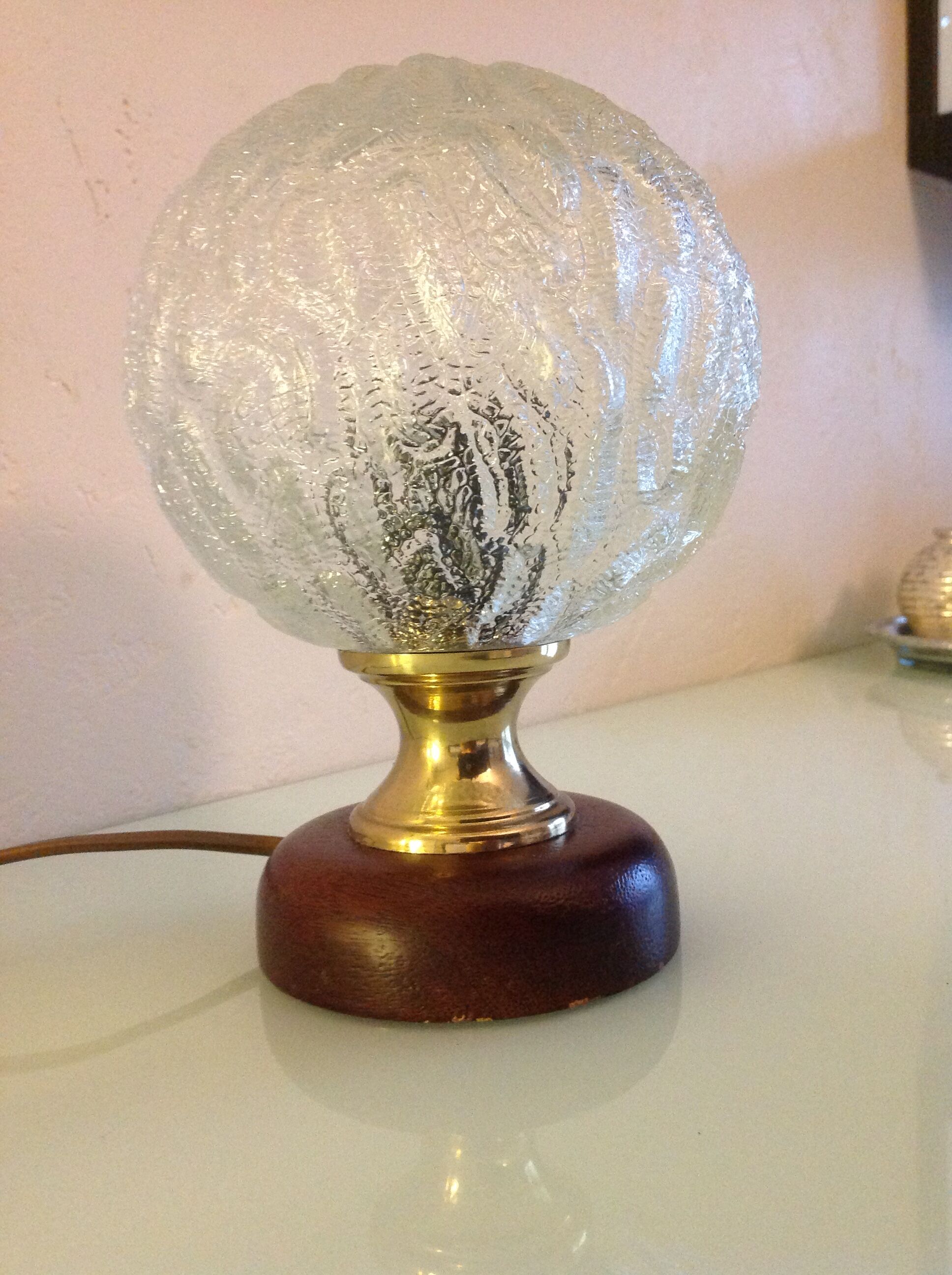 Structured glass bedside lamp and wooden foot / vintage 60s-70s