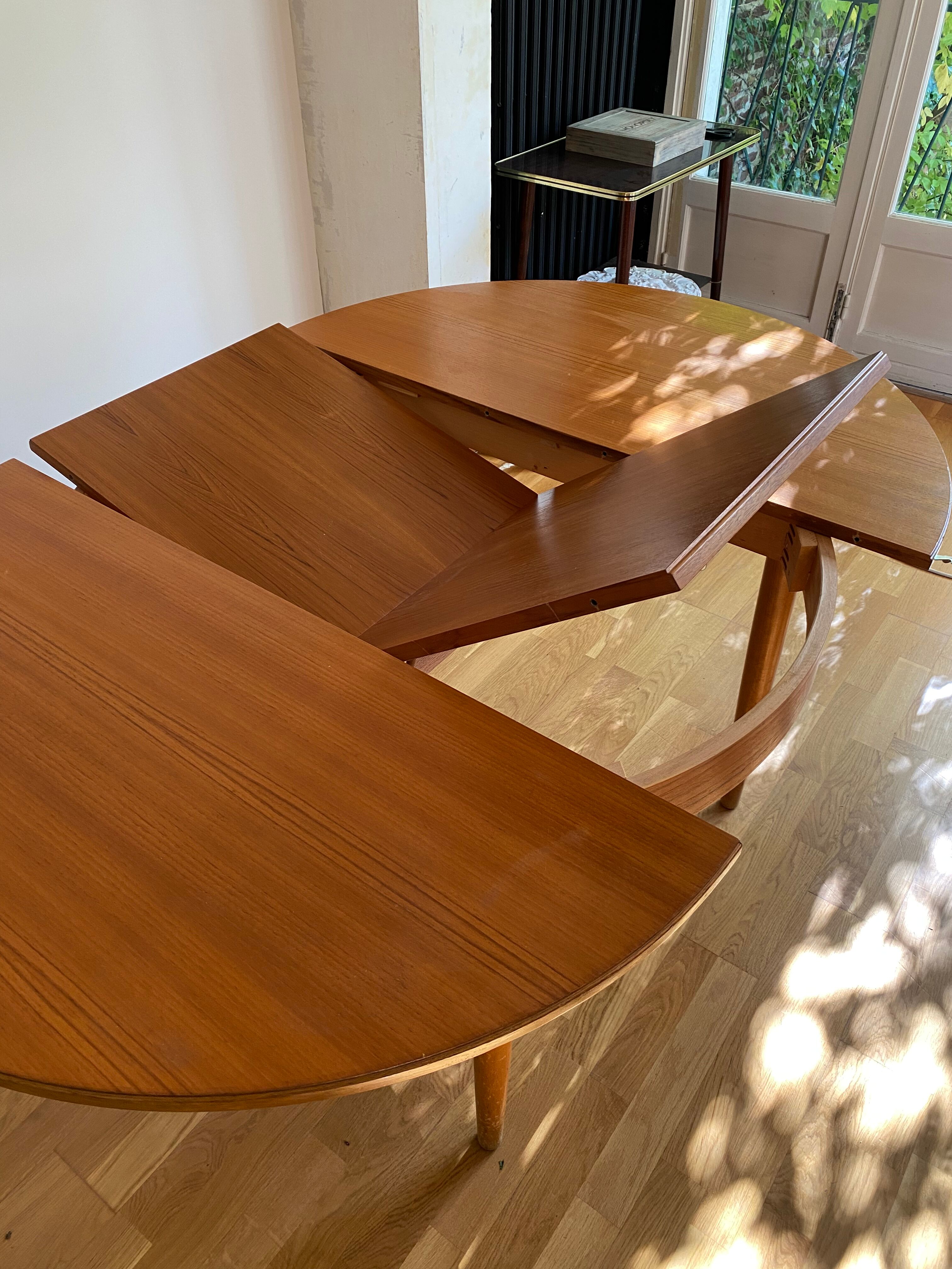 Extendable teak round table