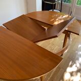 Extendable teak round table