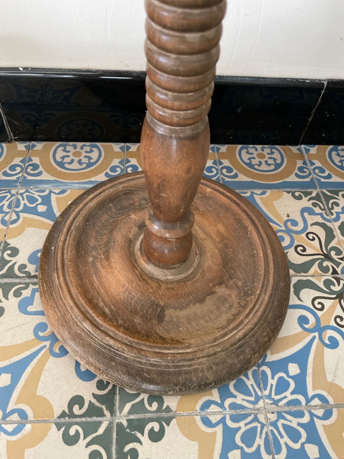 Circular pedestal table