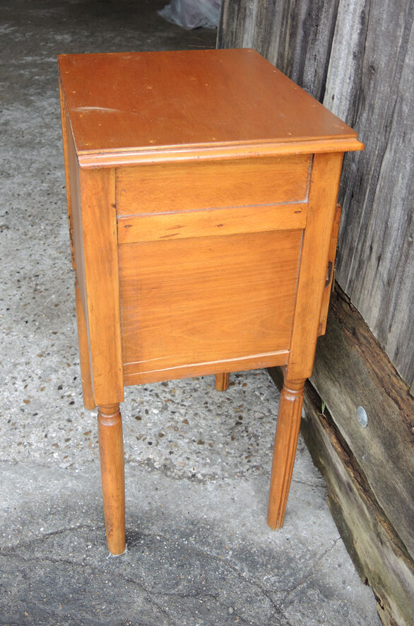 Ancienne table de chevet en bois sculpté