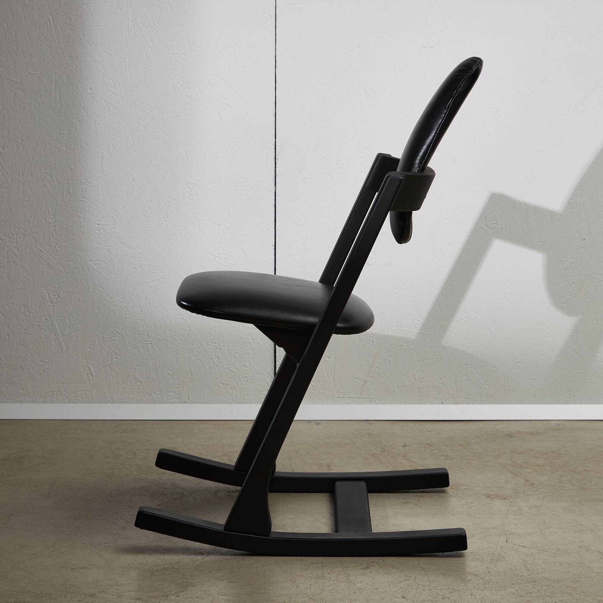 Chaise Ergonomique Pendule en Cuir Noir par Peter Opsvik pour Stokke, 1983