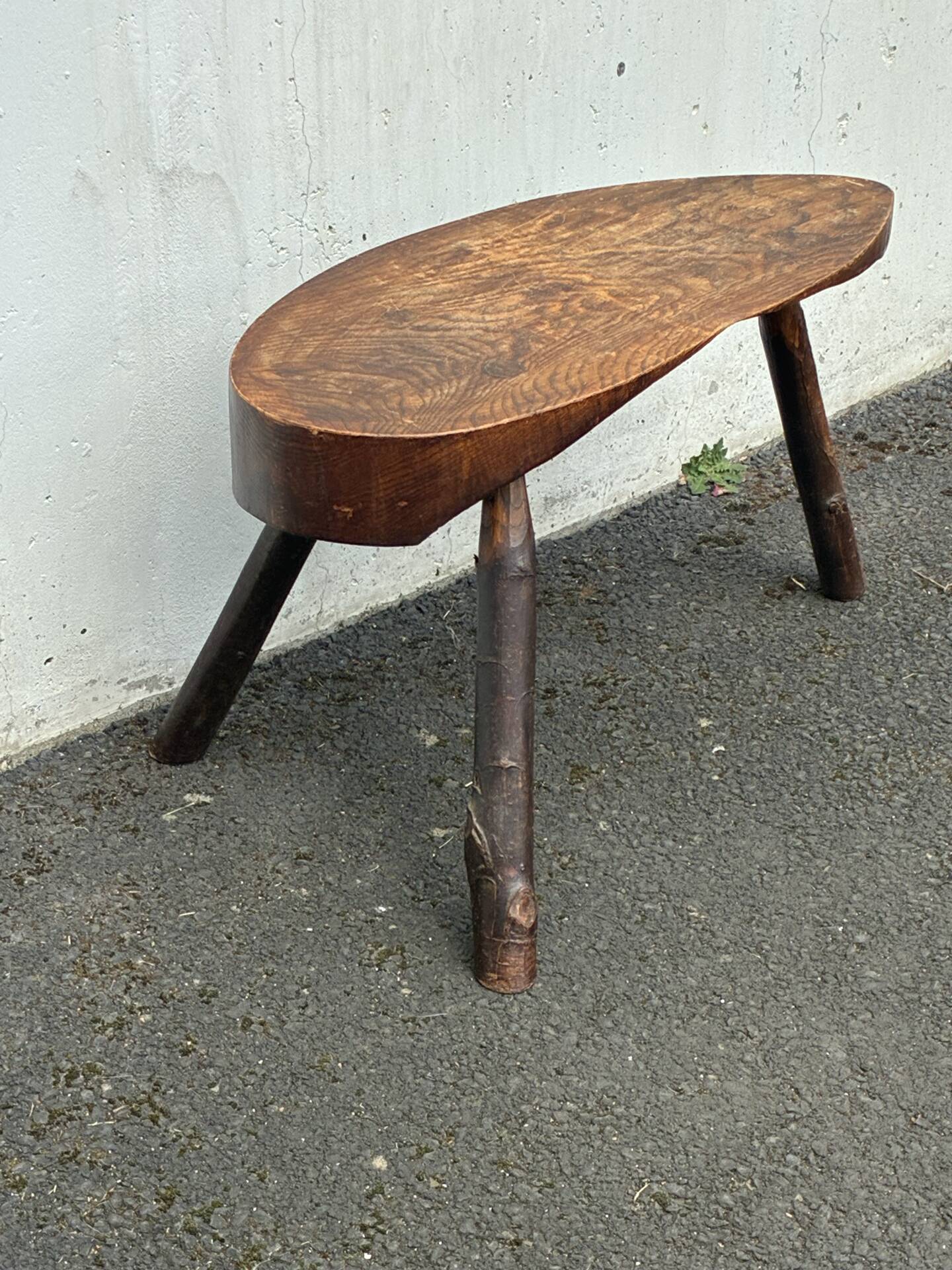 Table basse tripode brutaliste 