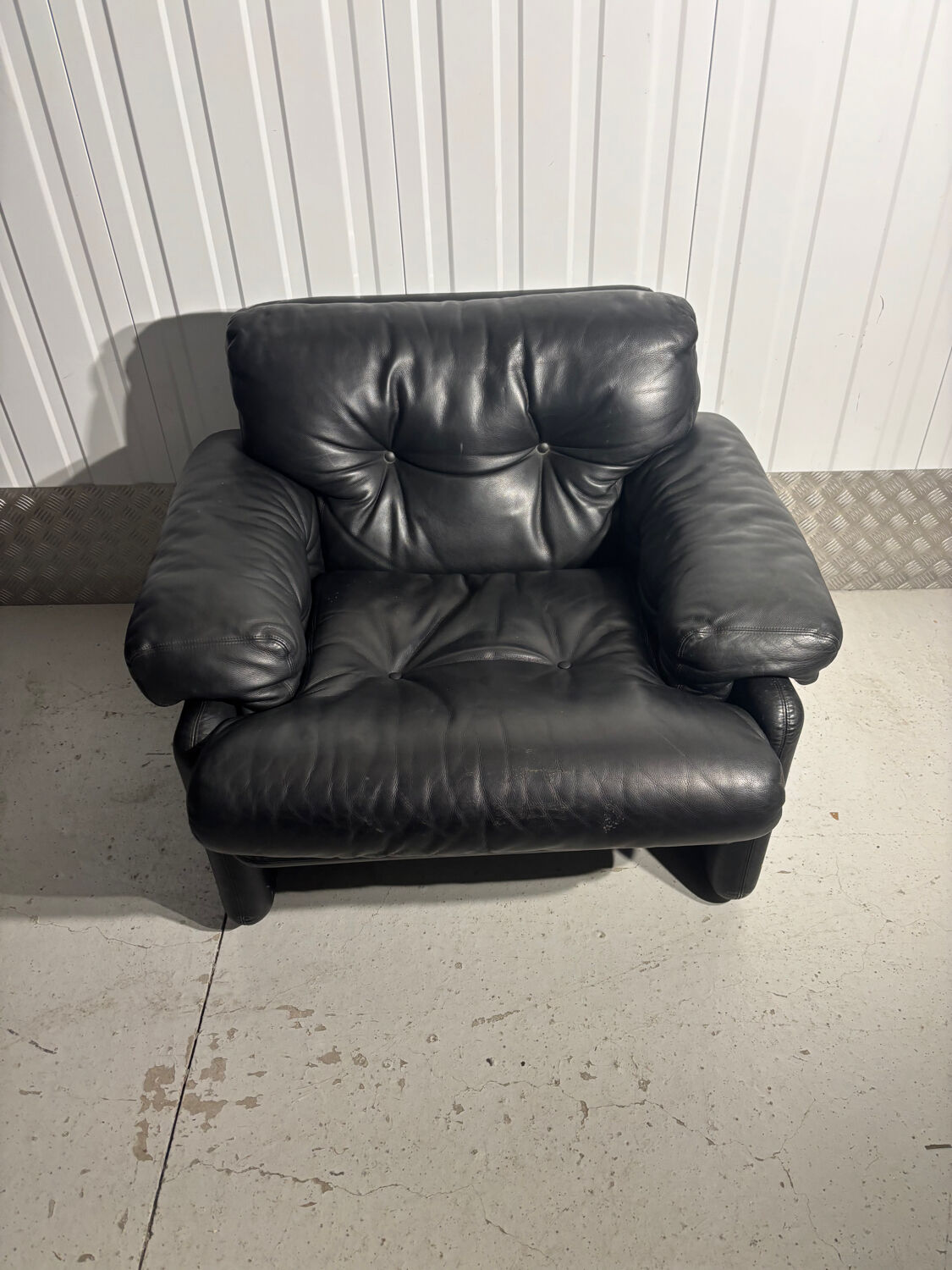 Black leather armchair – Tobia Scarpa for B&B Italia