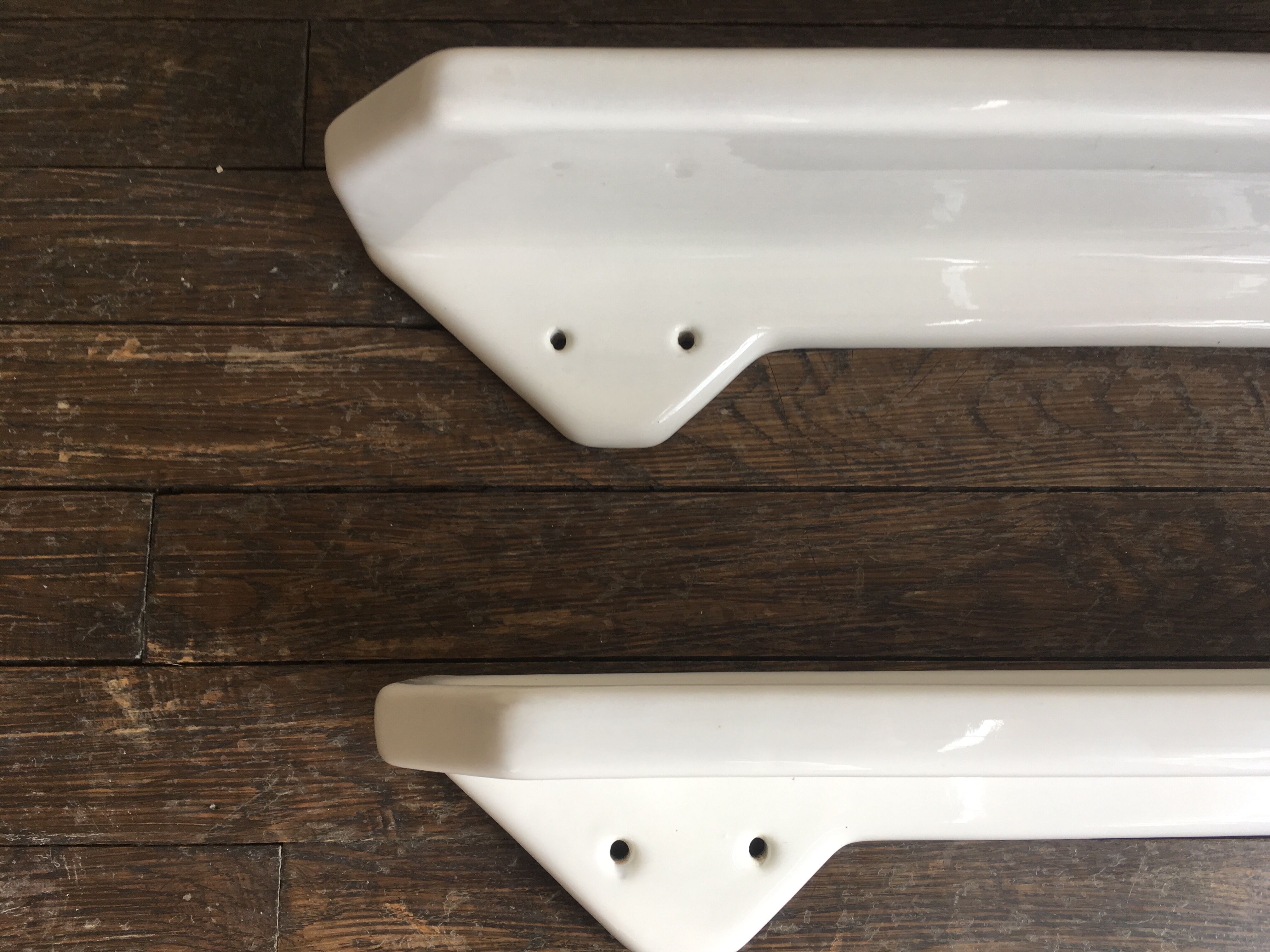 Set of 3 white ceramic shelves art deco bathroom