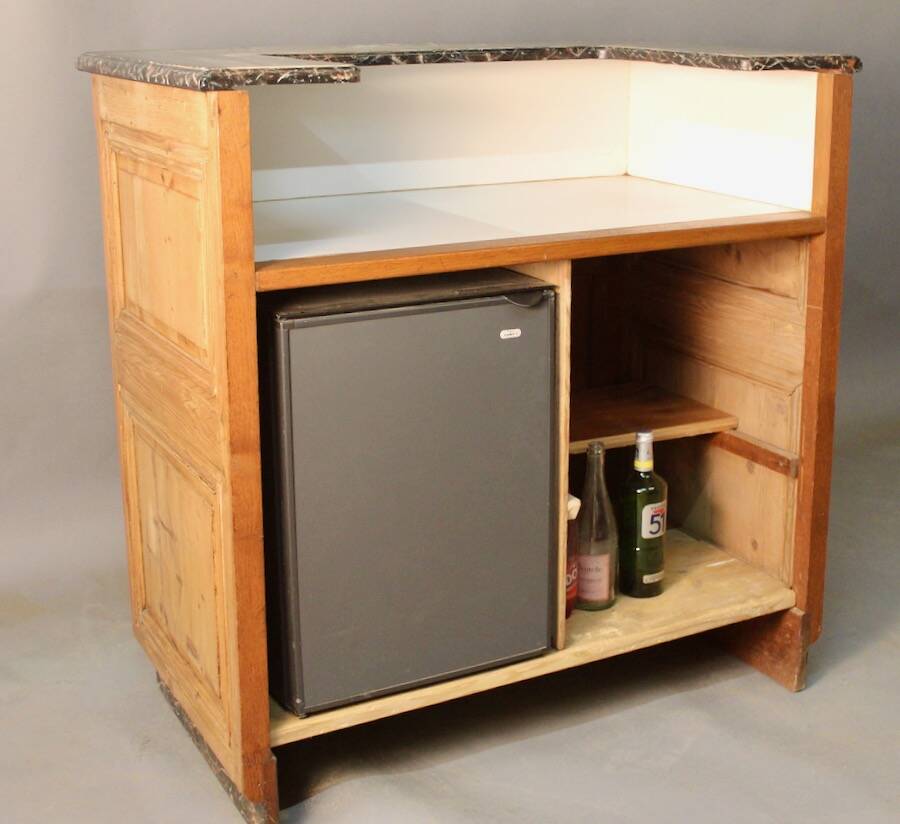 Counter bank with grape decoration