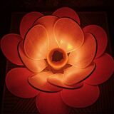 Lampe à poser fleur composée de pétales en rotin et lin rose blush