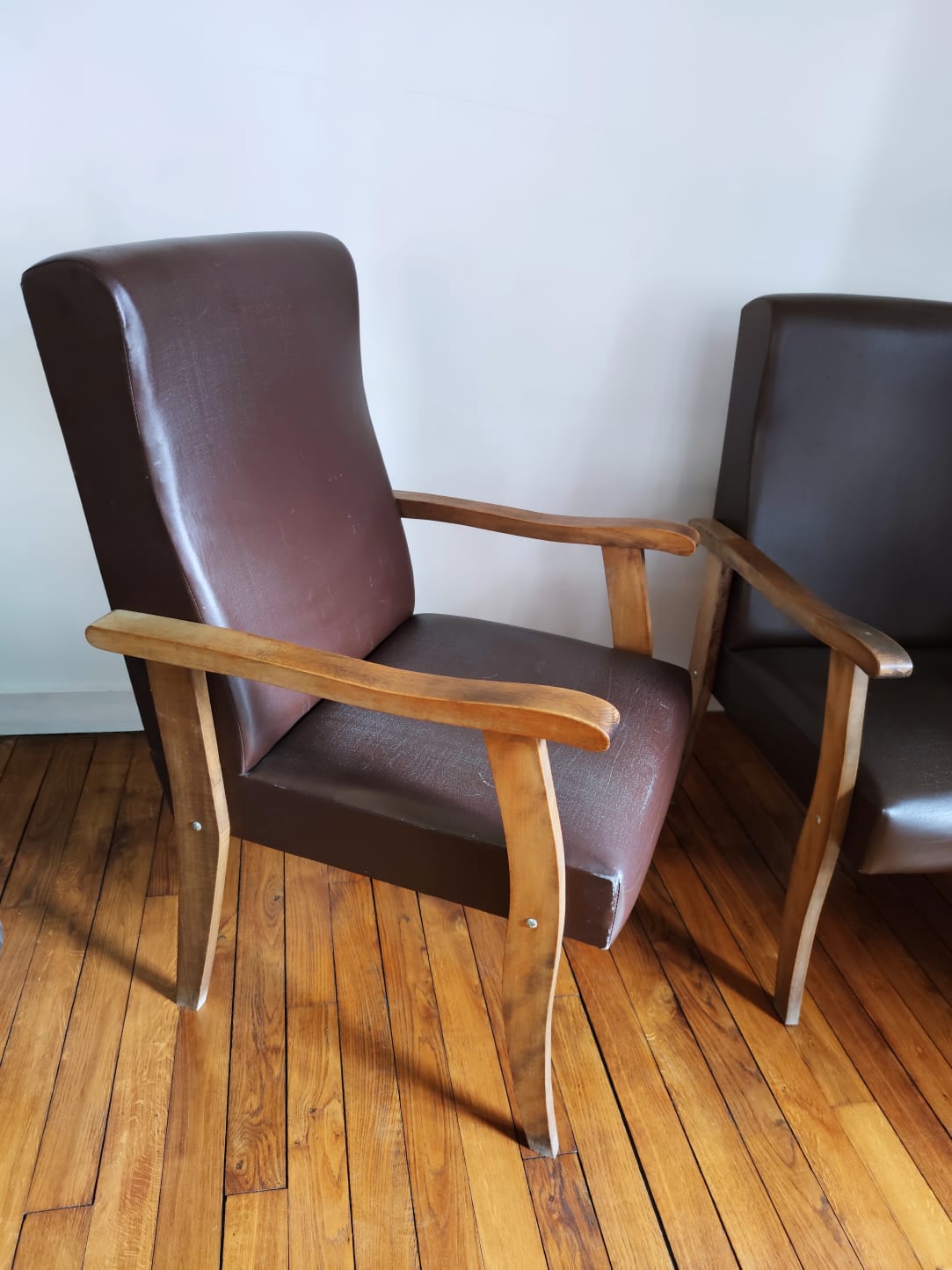 Paire de fauteuils moleskine marron