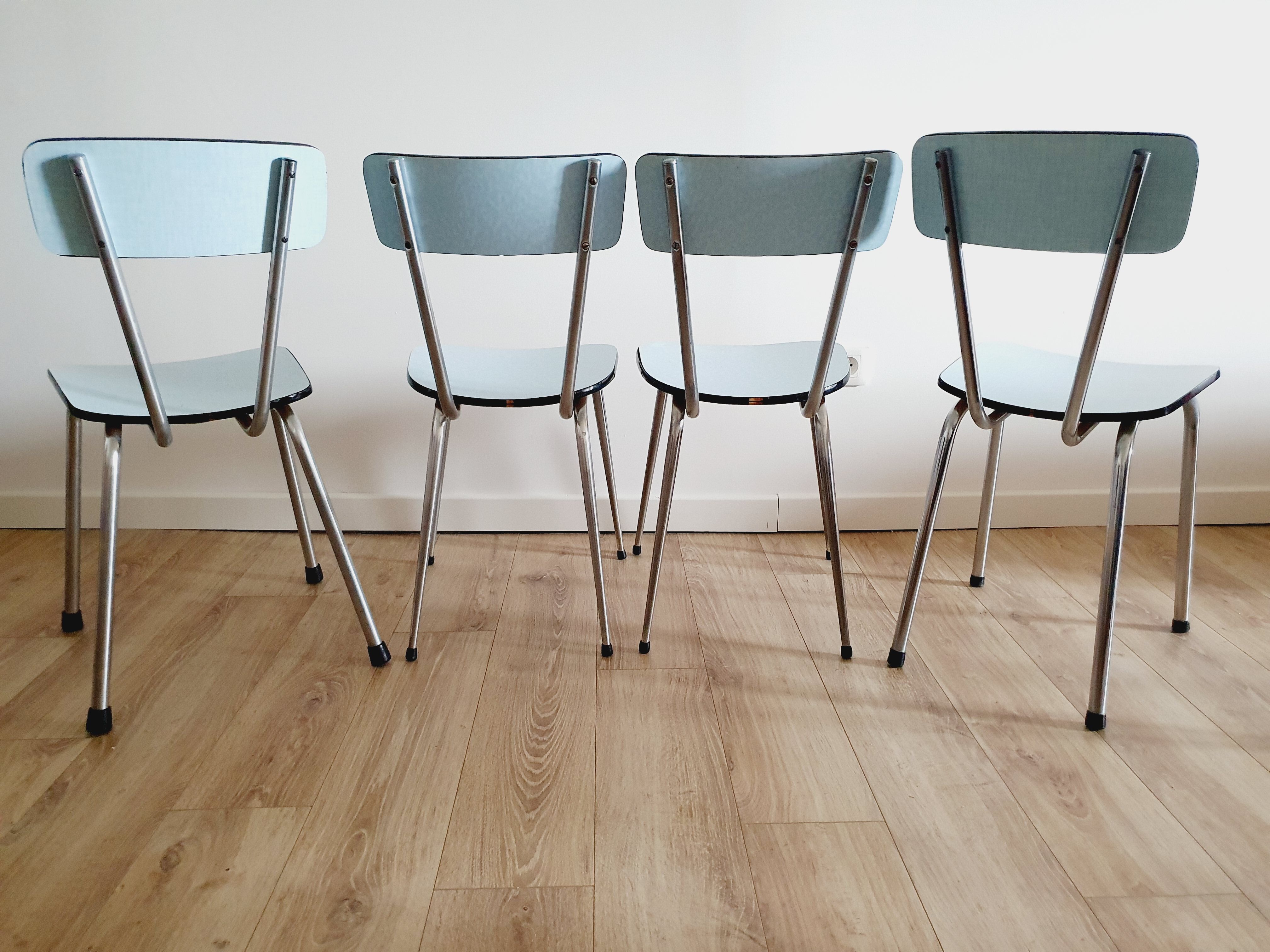 Table et 4 chaises en formica bleu