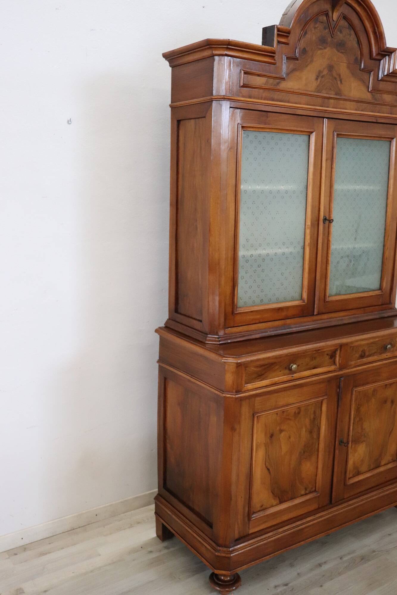 Antique sideboard in veined walnut, Italy, late 19th century