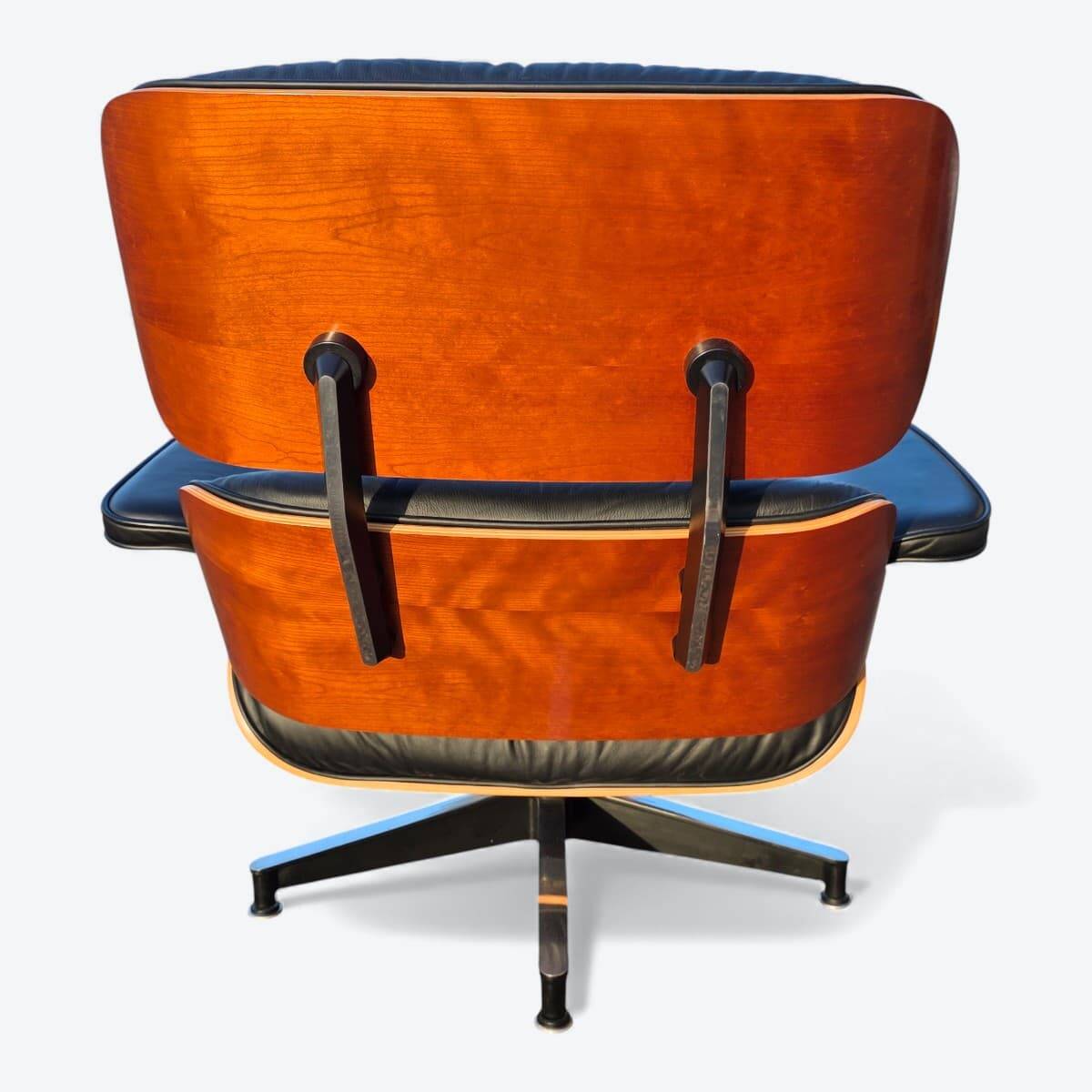 Fauteuil et repose-pieds Herman Miller Original Eames, noir et cerisier