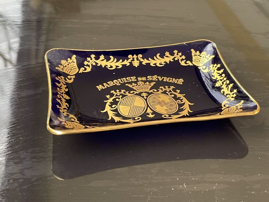 Empty Marquise de Sévigné glass pocket